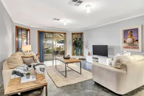 Laidback Seaford Family Retreat 200m from Beach - Image 2