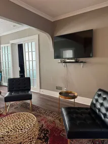 Cozy vintage getaway minutes from downtown! - Image 2