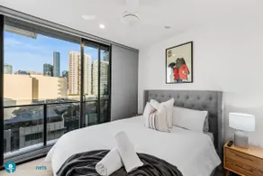 South Brisbane Apartment with Pool - Image 3