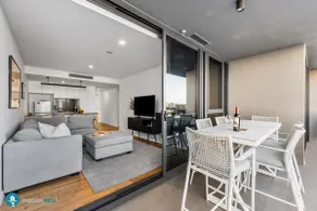 South Brisbane Apartment with Pool - Image 4