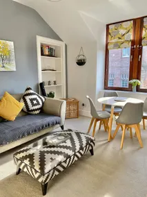 No 10 Immaculate City Centre, Top Floor 2 Bed Flat with Free Parking - Image 2