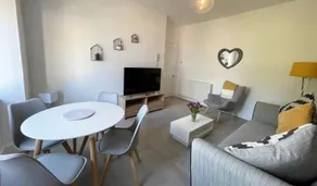 No 10 Immaculate City Centre, Top Floor 2 Bed Flat with Free Parking - Image 4