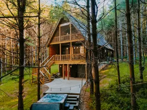 Carpenter’s Cabin | Conversation Pit | Hot Tub - Image 2