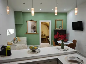Dadi's Aureo | Downtown house with hot tub - Image 3
