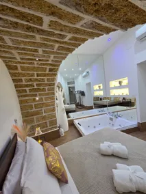 Dadi's Aureo | Downtown house with hot tub - Image 2