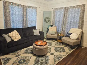 Marie's Place, Cozy 2 bedroom house right off town square! - Image 2