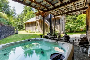 The Langley Loft: Modern Barn + Close to Downtown + Hot Tub + Cozy Island Vibes - Image 2