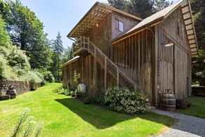 The Langley Loft: Modern Barn + Close to Downtown + Hot Tub + Cozy Island Vibes - Image 5