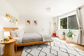 The Langley Loft: Modern Barn + Close to Downtown + Hot Tub + Cozy Island Vibes - Image 4