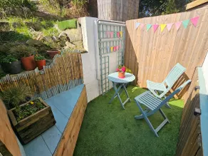 Ava Burrow: Cosy Coastal Hideaway + Garden - Image 3