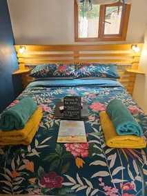 Ava Burrow: Cosy Coastal Hideaway + Garden - Image 4