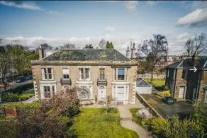 A luxurious Victorian mansion garden apartment - Image 5