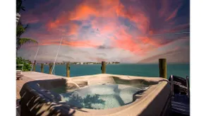 Dolfan Oceanfront Cottage Direct oceanfront with 50 ft of dockage and jacuzzi and kayaks 4 bed 2 bath home - Image 5