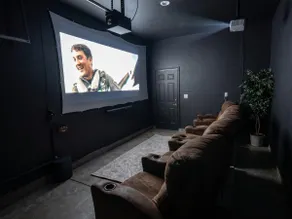 Majestic Meridian BnB - Spacious 4BR/2BA & Cinema - Image 5
