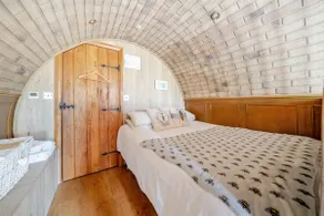 Luxury Pod-Sleeps 2-Hot Tub-Pets-Garden - Image 3