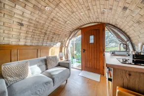 Luxury Pod-Sleeps 2-Hot Tub-Pets-Garden - Image 2