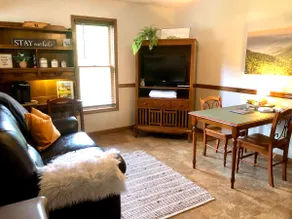 Cozy Cottage w/a Pond Nestled in the Mountains - Image 5