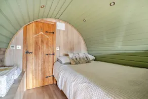 Cosy escape heated luxury pod with hot tub - Image 2