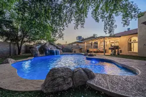 Betty & Bungalow! Camper, FREE heated pool, spa - Image 3