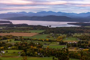 Loaded Kitchen • Sleeps 6, Seats 10 • Walk to Dining • 15 Min to Stowe Mountain - Image 5
