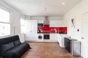 2-bedroom flat with Juliet Balcony - 3 min to Tube - Image 5