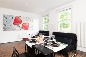 2-bedroom flat with Juliet Balcony - 3 min to Tube - Image 3