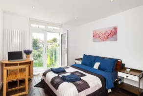 2-bedroom flat with Juliet Balcony - 3 min to Tube - Image 2