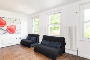 2-bedroom flat with Juliet Balcony - 3 min to Tube - Image 4