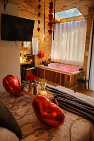 Romantic cottage with hot tub - Image 4