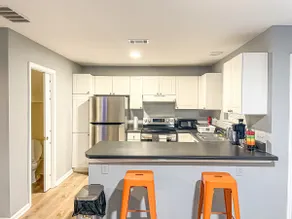 Spacious, pets, mins from Downtown/ Airport - Image 2
