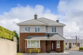 Town Centre. Family Home. Private Parking. - Image 2