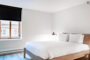 1 Bedroom Apartment Queen Bed - Lofts St-Paul - Image 2