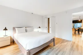 1 Bedroom Apartment Queen Bed - Lofts St-Paul - Image 4