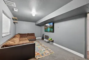7 bedroom Orem House - Image 2