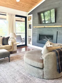 2-acre lakefront home with carriage house - Image 5