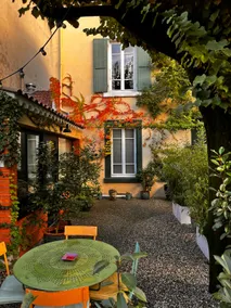 Peaceful and green oasis in the city center - Image 5