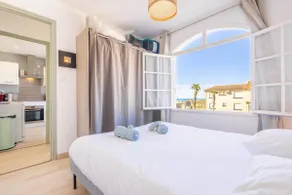 Les Mouettes: 2-bedroom Sea View, Beach 30 m away, 3 Stars - Image 2