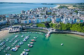 Harry's - 2 Bedroom Holiday Home - Tenby - Image 4