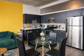 Luxe 2BR Cozy Suite | Skyline Views near McCormick - Image 2