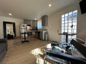 Mid-City West GuestRoom - Image 2