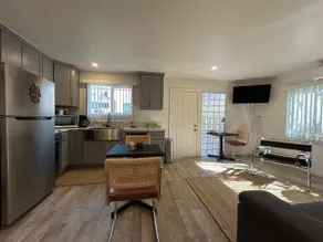 Mid-City West GuestRoom - Image 4