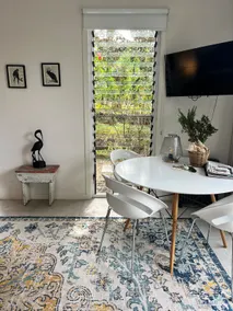 Pets ok- spacious Modern studio in heritage town - Image 2