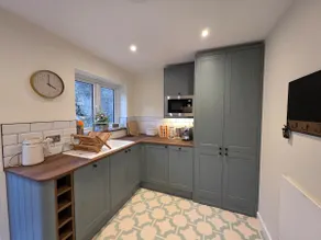 Homely 2-bedroom retreat, steps from the beach - Image 5
