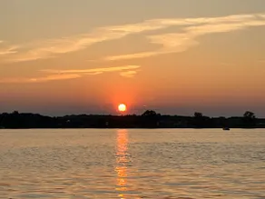 Tranquil Lake Escape - Image 4