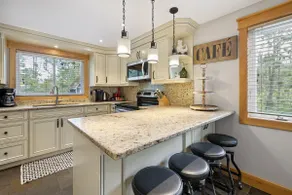 Charming Blue Mountain cottage, 5-Minutes walk to the slopes and the Village - Image 3