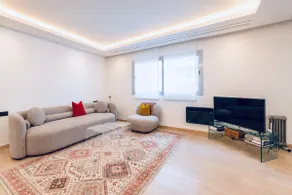 Luxury one bedroom apartment - Best location - Image 2