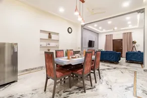 Stylish & Cozy Retreat With Jacuzzi - Image 3