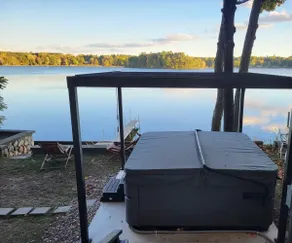 1930’s All Sports Lakefront Cottage•Dock•Hot Tub - Image 2