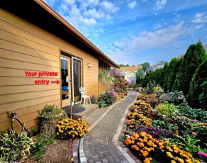 (NE)Private entrance to suite, quiet, safer - Image 2