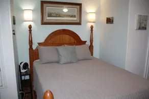 Cozy Efficiency near town and University - Image 2